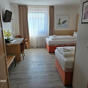 Großes Zimmer mit zwei Einzelbetten